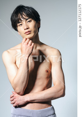 上半身裸で顎に手を当てるの若い男性 上半身裸で顎に手を当てるの若い男性 127112175