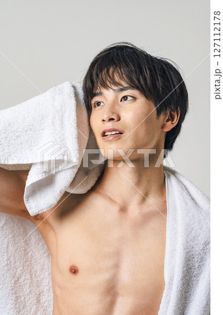 バスタオルで髪の毛を拭く若い男性 127112178
