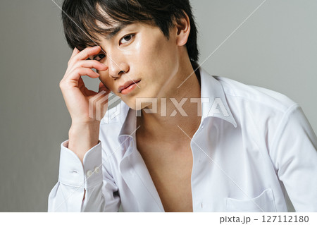 20代男性のメンズビューティーイメージ 20代男性のメンズビューティーイメージ 127112180