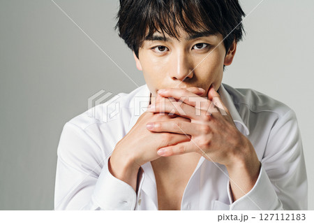 若い男性のメンズビューティーイメージ 若い男性のメンズビューティーイメージ 127112183