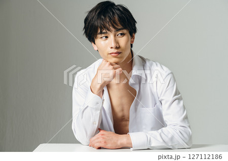 若い男性のメンズビューティーイメージ 127112186