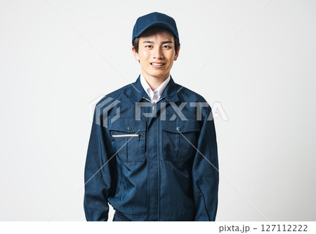 作業服を着た20代の若い男性 127112222