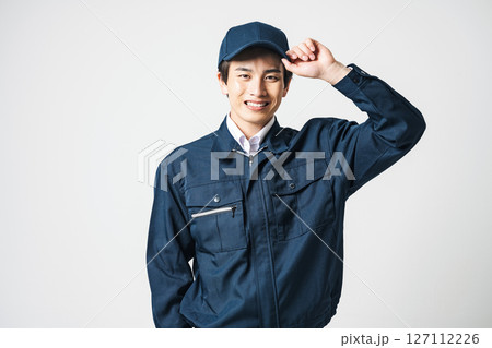 作業服を着た20代の若い男性 作業服を着た20代の若い男性 127112226