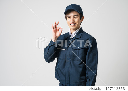 作業服を着てOKサインを出す20代の若い男性 127112228