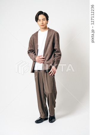 茶色のセットアップを着た20代の若い男性のポートレート 127112236