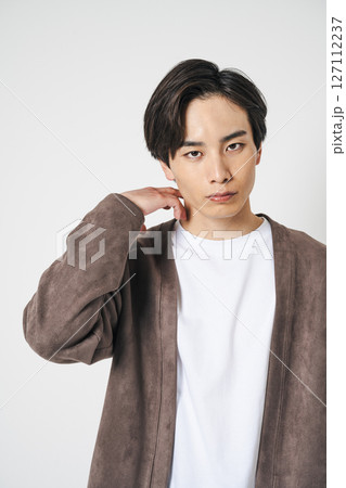 茶色のジャケットを着た20代の若い男性のポートレート 茶色のジャケットを着た20代の若い男性のポートレート 127112237