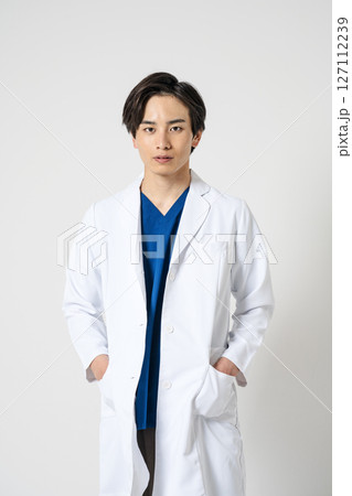白衣を着た若い男性医師のポートレート 白衣を着た若い男性医師のポートレート 127112239