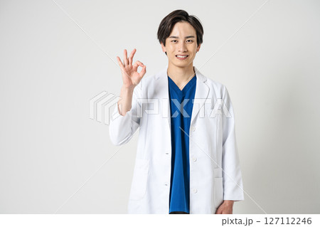 OKサインを出す白衣を着た若い男性医師 127112246
