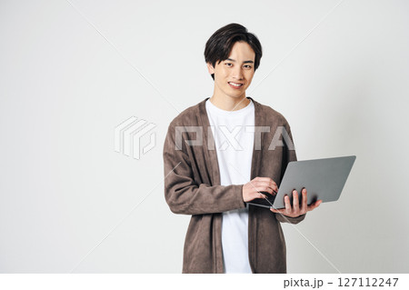ノートパソコンを持つITエンジニアの男性イメージ ノートパソコンを持つITエンジニアの男性イメージ 127112247