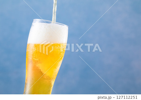 ビールを注ぐ ビールを注ぐ 127112251