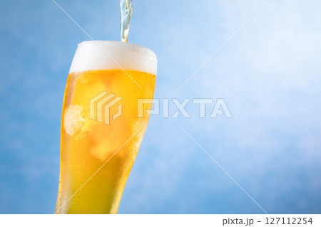 ビールを注ぐ 127112254