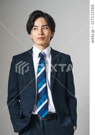 スーツを着た20代の若いビジネスマン 127112268
