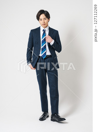 スーツを着て立つ若いビジネスマンの全身ポートレート 127112269