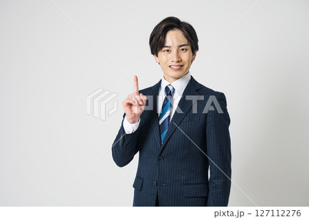 指差しをするスーツを着た若い男性 指差しをするスーツを着た若い男性 127112276