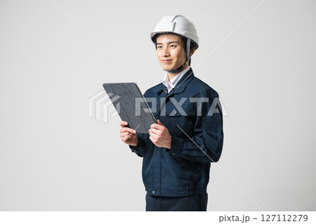 タブレットを持って見上げる施工管理職の20代男性 127112279