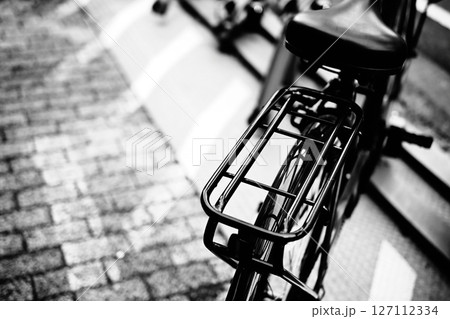 街中に止められた自転車 モノクロスナップ 街中に止められた自転車 モノクロスナップ 127112334