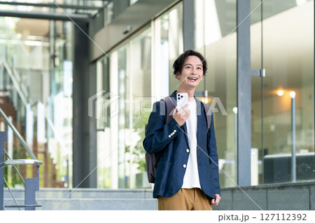 スマホを使うビジネスマン　撮影協力:スカパー東京メディアセンター 127112392