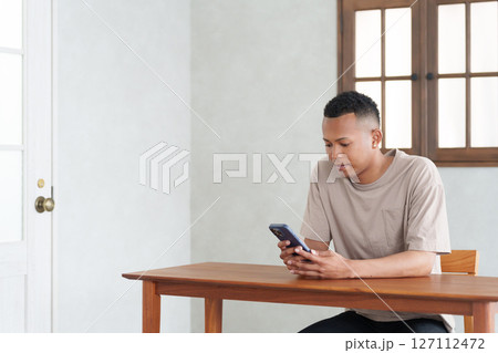 スマホを使う男性 127112472
