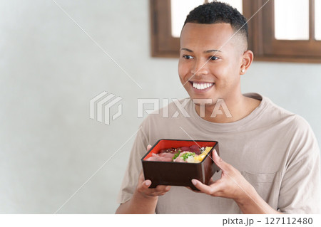 日本食を食べる外国人観光客 127112480