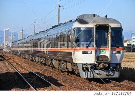 長森駅を通過するキハ85系特急ひだ貫通型 127112764