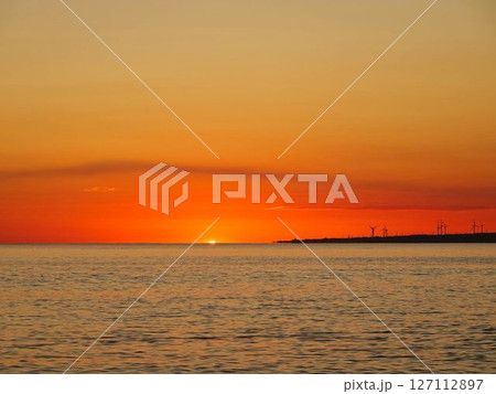 海に沈む夕日 127112897