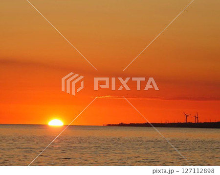 海に沈む夕日 127112898