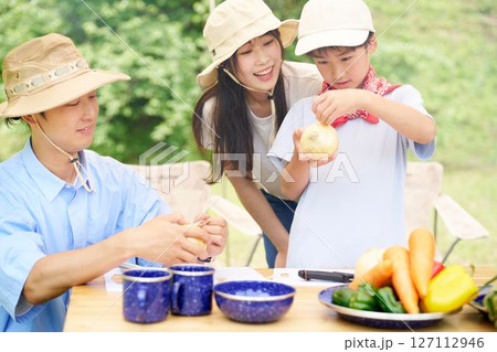キャンプ場で野菜を準備する家族 127112946