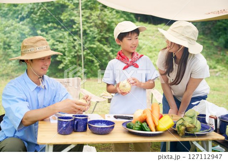 キャンプ場で野菜を準備する家族 127112947