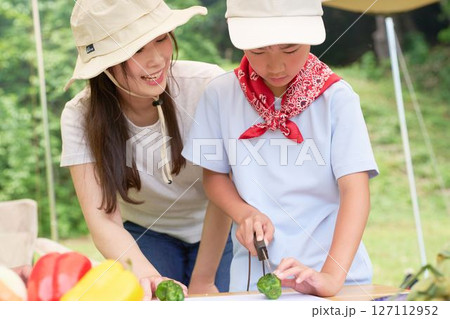 野菜の切り方を学ぶ小学生の男の子 野菜の切り方を学ぶ小学生の男の子 127112952
