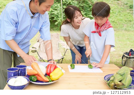 野菜の切り方を学ぶ小学生の男の子 野菜の切り方を学ぶ小学生の男の子 127112953