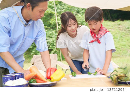 野菜の切り方を学ぶ小学生の男の子 野菜の切り方を学ぶ小学生の男の子 127112954