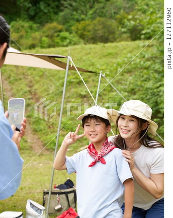 アウトドアの思い出をスマホに残す 127112960