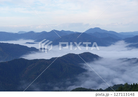 池田町上空の雲海 部子山からの眺め 福井県今立郡池田町 池田町上空の雲海 部子山からの眺め 福井県今立郡池田町 127113148