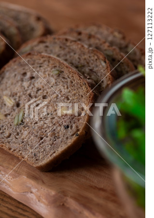 7種のシードやスーパーフードが入ったライ麦パン 127113222