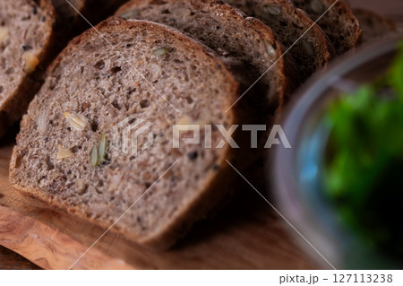 7種のシードやスーパーフードが入ったライ麦パン 7種のシードやスーパーフードが入ったライ麦パン 127113238