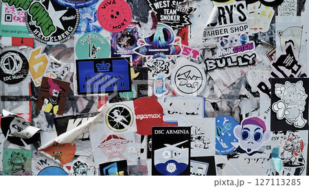 治安悪！シールベタベタ貼られた自販機 127113285