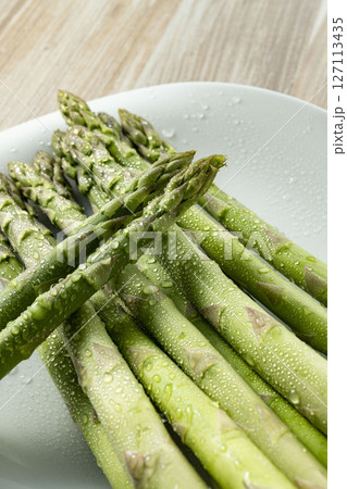 新鮮で美味しいグリーンアスパラガス 127113435
