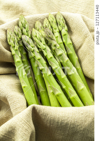 新鮮で美味しいグリーンアスパラガス 新鮮で美味しいグリーンアスパラガス 127113440
