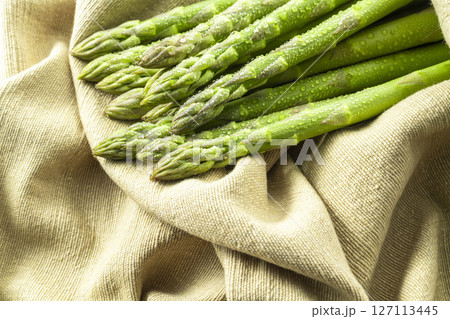 新鮮で美味しいグリーンアスパラガス 127113445