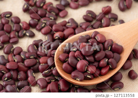 スプーンに載せたささげのクローズアップ 127113558