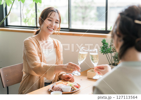 ランチ会でシャンパンで乾杯する女性（ママ友・友人・息抜き） 127113564