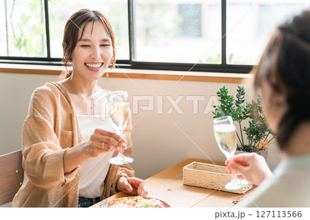ランチ会でシャンパンで乾杯する女性（ママ友・友人・息抜き） 127113566