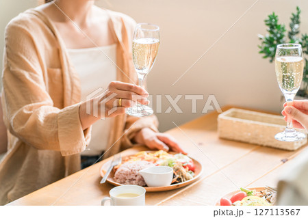 ランチ会でシャンパンで乾杯する女性(ママ友・友人・息抜き) ランチ会でシャンパンで乾杯する女性(ママ友・友人・息抜き) 127113567