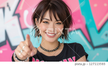 こちらを指差すカラフルなメイクとストリートファッションの女性 127113593