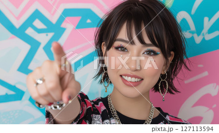 こちらを指差すカラフルなメイクとストリートファッションの女性 127113594