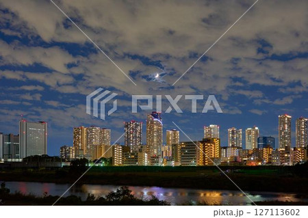 夜の東京都大田区から川崎市中原区の高層マンション方面の眺望(下沼部,新丸子,小杉町,三日月など) 夜の東京都大田区から川崎市中原区の高層マンション方面の眺望(下沼部,新丸子,小杉町,三日月など) 127113602