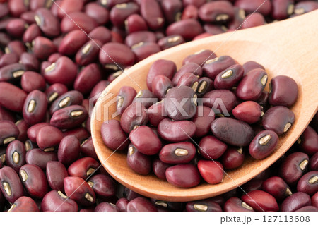 スプーンに載せたささげのクローズアップ 127113608