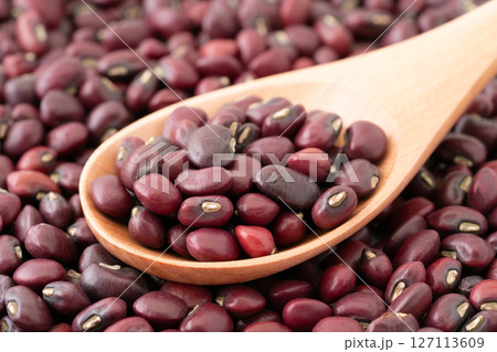 スプーンに載せたささげのクローズアップ 127113609