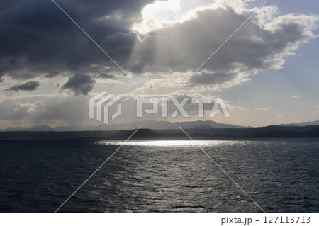 雲間から漏れる光・鹿児島湾(鹿児島県) 雲間から漏れる光・鹿児島湾(鹿児島県) 127113713