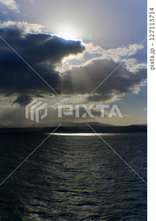 雲間から漏れる光・鹿児島湾(鹿児島県) 雲間から漏れる光・鹿児島湾(鹿児島県) 127113714